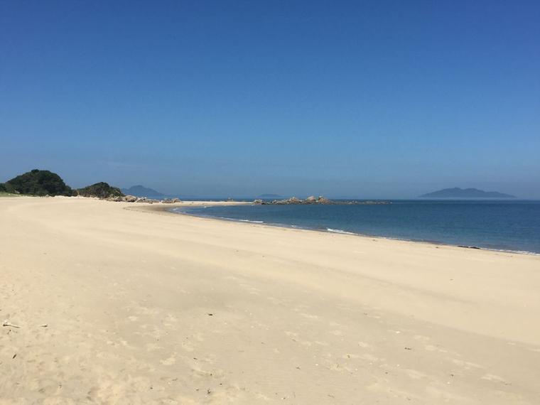 사승봉도 해수욕장의 넓은 백사장과 푸른 바다