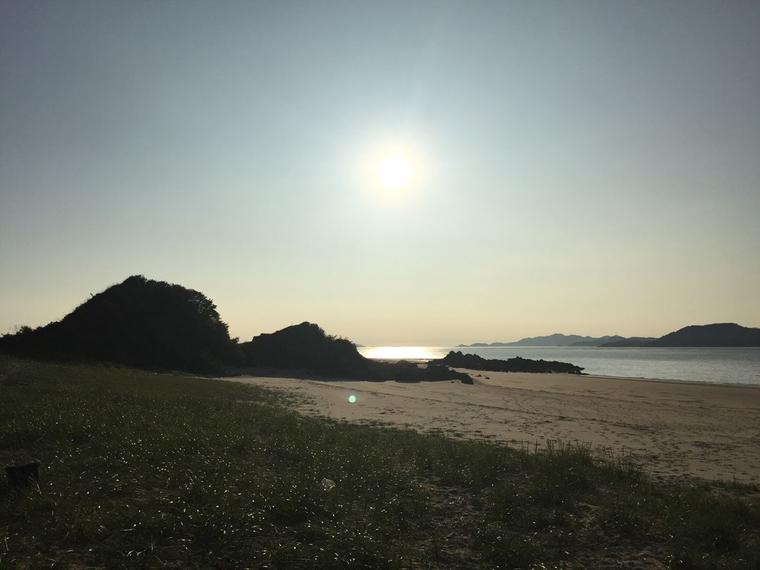 사승봉도 해수욕장의 해안과 햇살